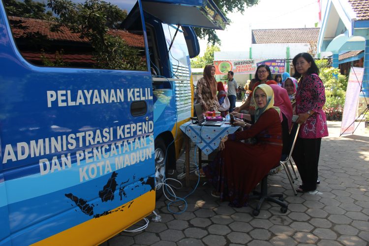 Pelayanan Mobil Keliling dari Dinas DukCapil di Halaman Kantor Kelurahan Banjarejo Kecamatan Taman Kota Madiun