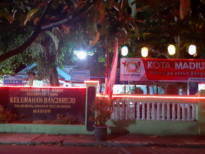SUASANA KANTOR KELURAHAN BANJAREJO DI MALAM HARI
