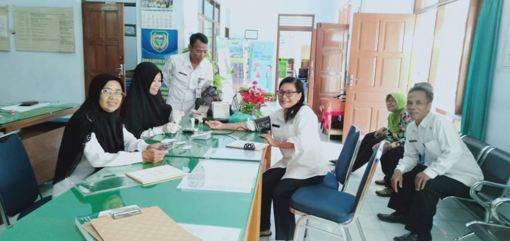 Pemeriksaan Kesehatan Dari Puskesmas Banjarejo di Kantor Kelurahan Banjarejo