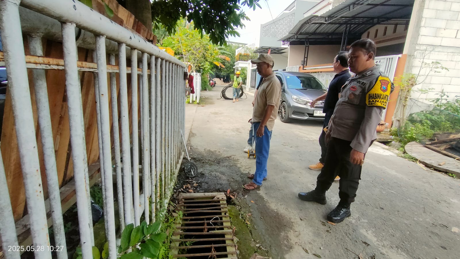 Tim Perencana, Pengawas, dan Tiga Pilar Kelurahan Banjarejo Lakukan Pengecekan Lokasi Pengadaan PJU Klasik 5 Meter