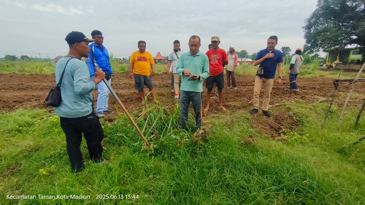 Pengecekan Batas Tanah untuk Rencana Kampung Jepang dan Jalur ATV di Kelurahan Banjarejo