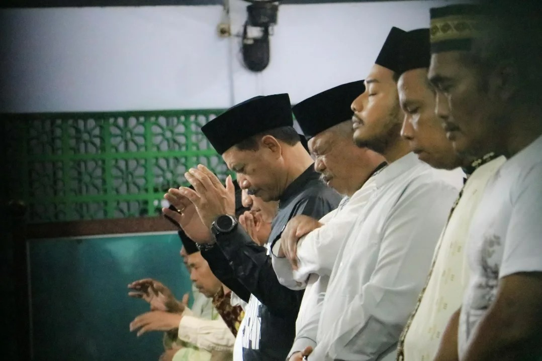 “Wali Kota Madiun Gelar Salat Isya Bersama dan Bagikan Santunan Anak Yatim”